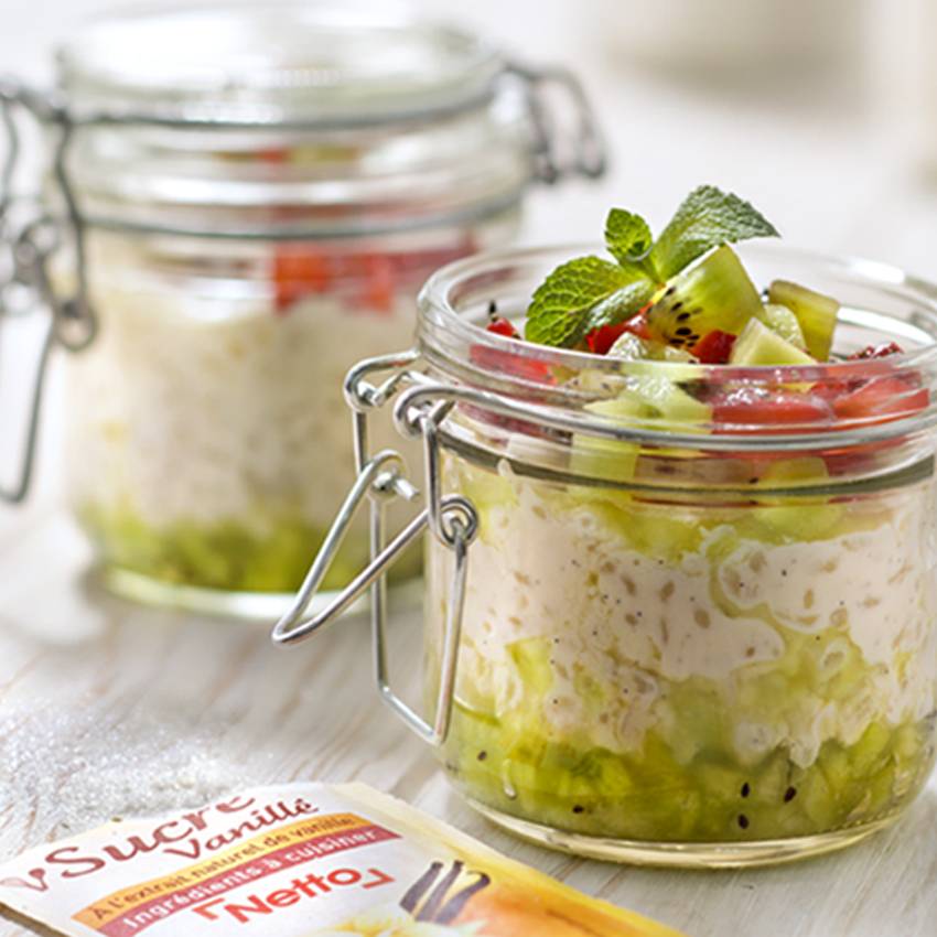 Pots de conserve avec du riz au lait kiwi-fraise