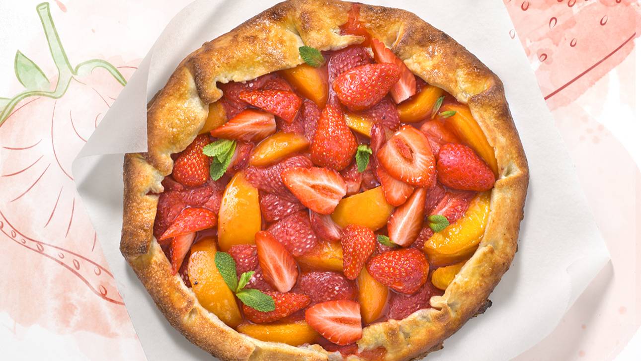 Tarte rustique aux fraises et pêches